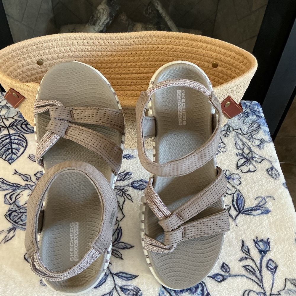 Skechers Gogo Matt Sandals! Never Worn! Sz. 5! Taupe!